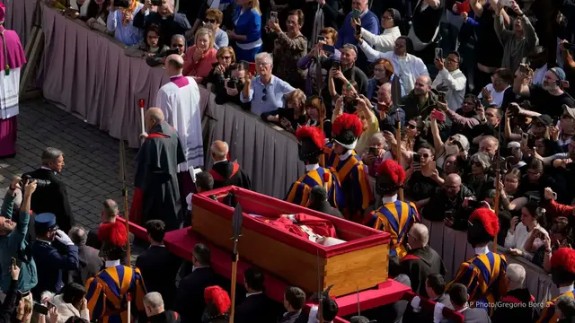 Video thumbnail for Thousands gather to pay their respects to Pope Francis