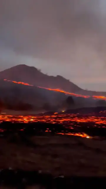 Video thumbnail for Lavaströme bei Nacht La Palma 2021