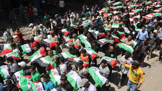 Video thumbnail for Gaza holds mass funeral for 112 victims recovered after three years