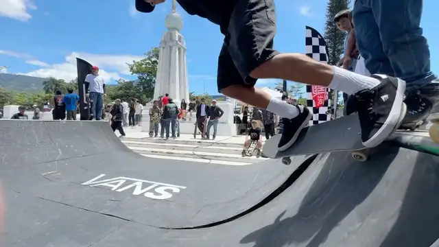Video thumbnail for El Salvador: Skateboarders mark World Skateboarding Day in San Salvador.