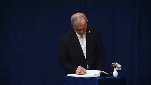 Video thumbnail for NY: Iranina President Pezeshkian Photo-Op With UN SG Guterres.