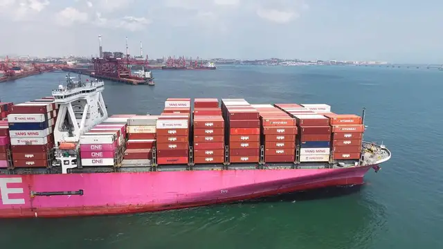 Video thumbnail for China: Qingdao Port Foreign Trade Containers 3.