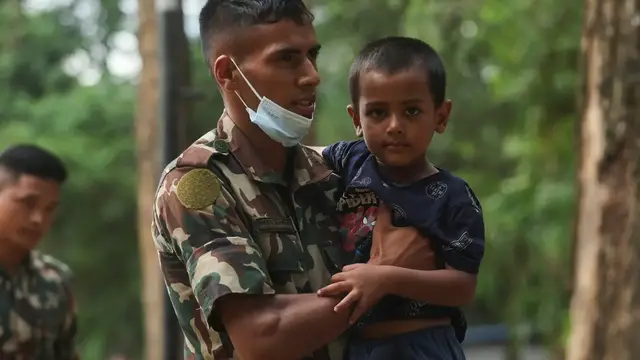 Video thumbnail for Nepal flood survivors find shelter: Thousands of children need aid