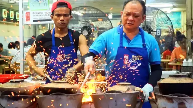 'Video thumbnail for MALAYSIAN STREET FOOD - FIREWORK CHICKEN | CRAZY Street Food in Kuala Lumpur, Malaysia + JALAN ALOR'