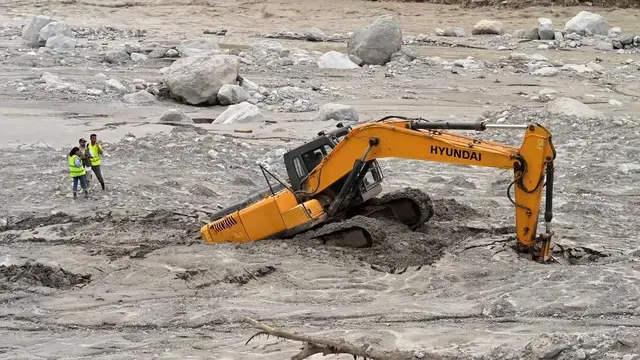 Video thumbnail for Nepal: Rescuers battle mud and ruined roads in Nuwakot as Nepal flood search continues.