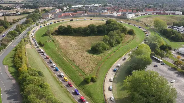 'Video thumbnail for Largest parade of vans - 201 by Ford Motor Company'