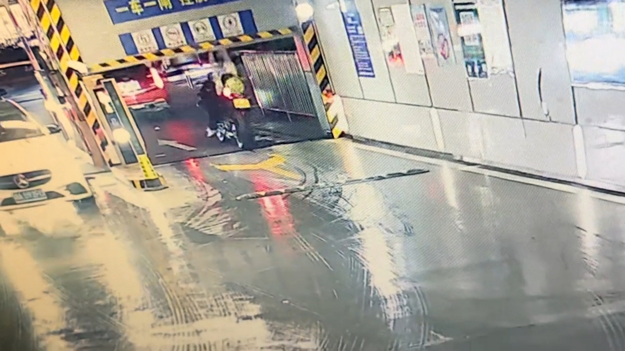 Video thumbnail for Boom Barrier Smacks Motorcyclist in Hunan Parking Exit