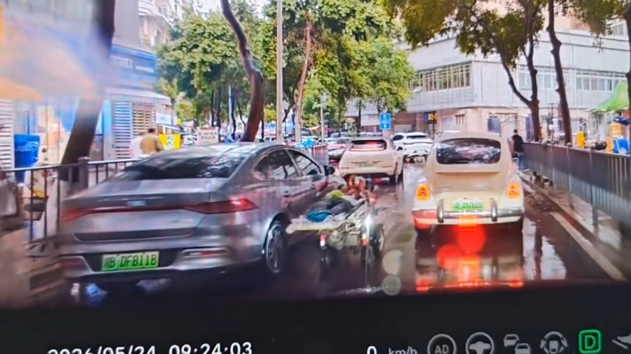 Video thumbnail for Man Cruises Through Traffic on Reclining Hospital Bed in China