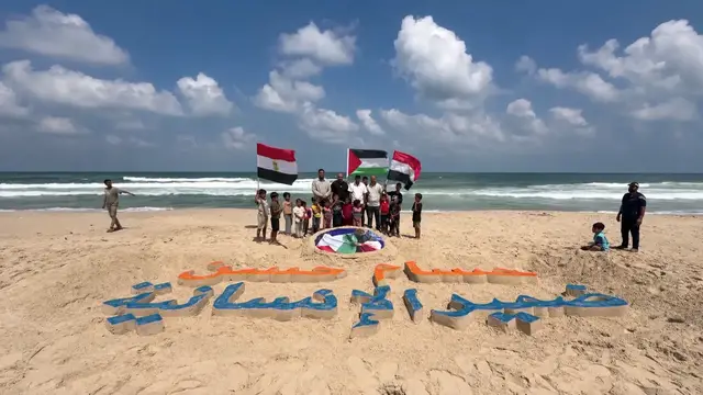 Video thumbnail for Artists in Gaza pay tribute to Egypt coach: Hossam Hassan waved Palestinian flag at world cup
