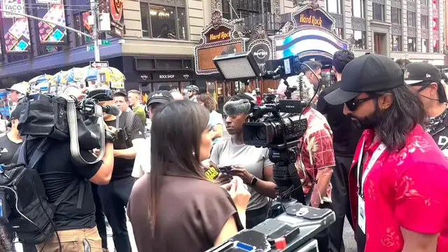 Video thumbnail for US: New York police shoot knife-wielding suspect after double stabbing in Times Square.