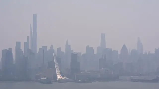 Video thumbnail for US: Canadian wildfire smoke blankets New York City as air quality alerts remain in effect.