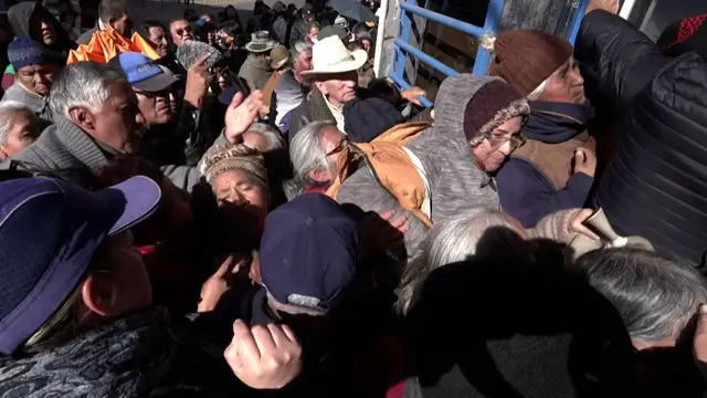 Video thumbnail for Food shortages spark scuffles outside supermarket in Bolivia