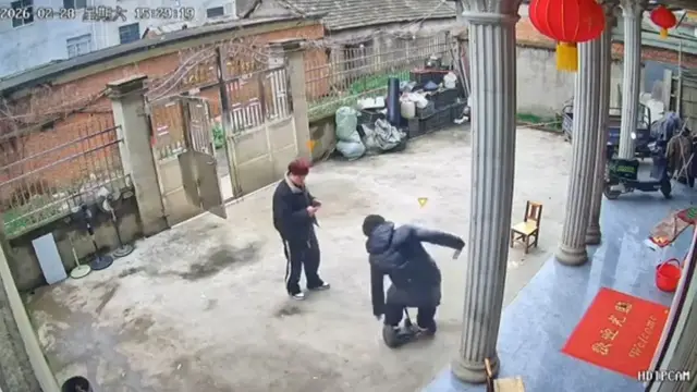 Video thumbnail for Hoverboard Fail at Shanghai Gate!