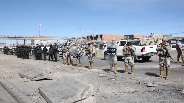 Video thumbnail for Bolivia: Bolivian security forces clear roadblocks in El Alto under state of emergency.