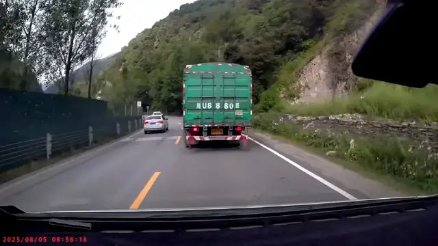 Video thumbnail for Close Call on Curvy Sichuan Road Caught on Dashcam