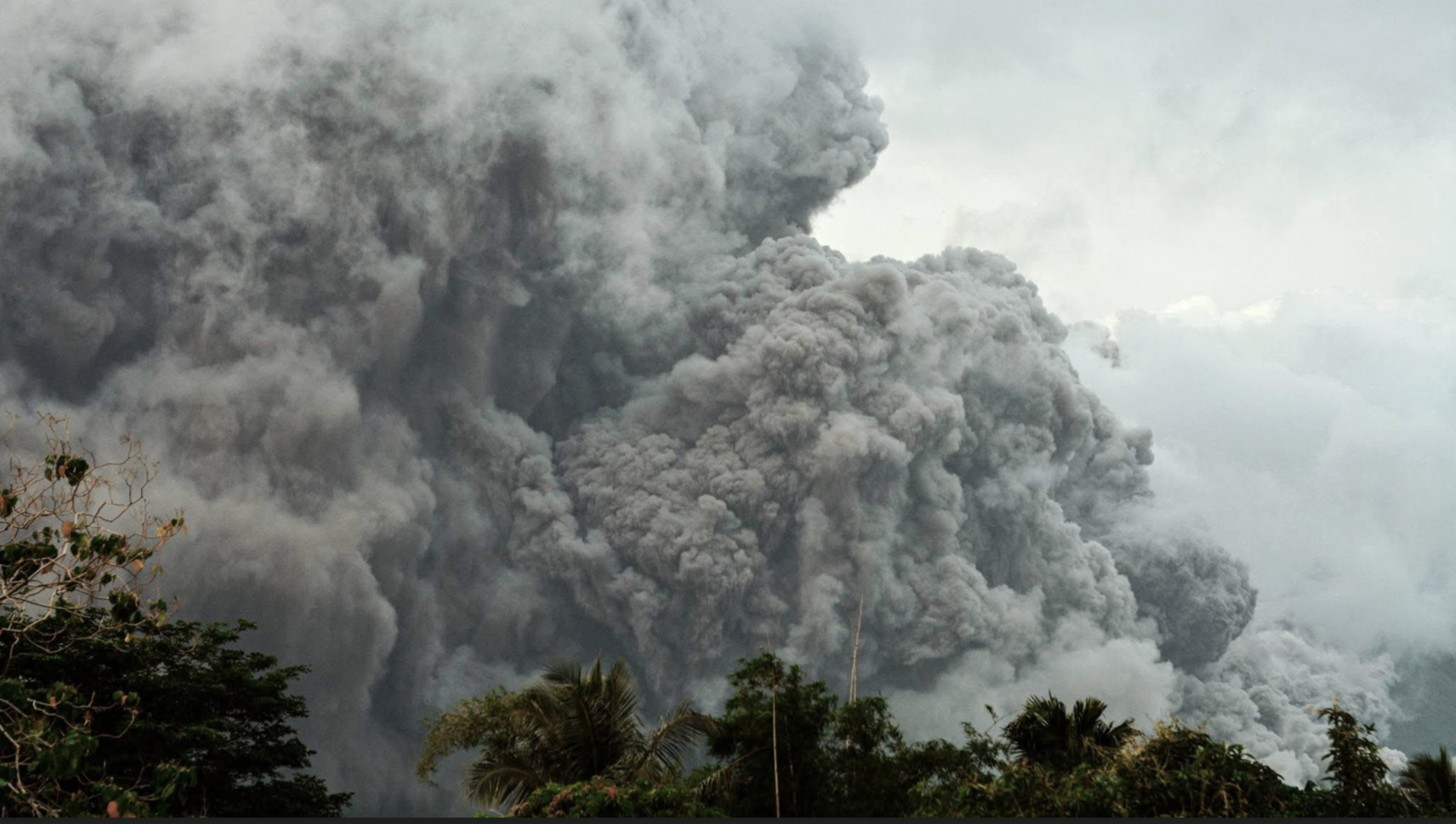 Video thumbnail for Philippines volcano erupts, blanketing ash across the sky