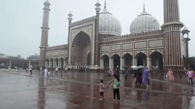 Video thumbnail for India: Heavy rain lashes New Delhi as visitors crowd historic Jama Masjid.