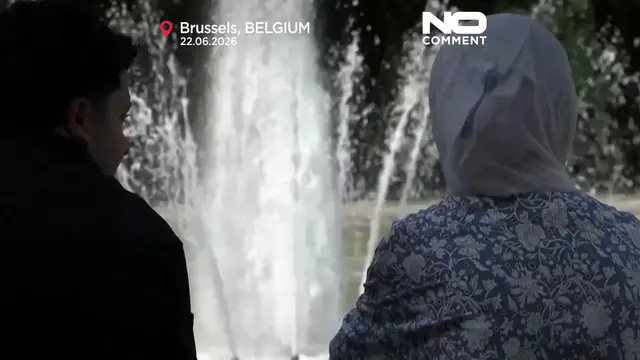 Video thumbnail for Brussels residents cool off in fountains as heatwave grips Belgium