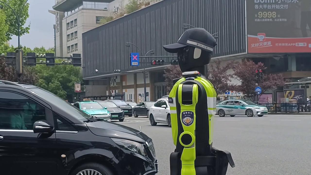 Video thumbnail for China: Robot Traffic Police in Hangzhou 2.
