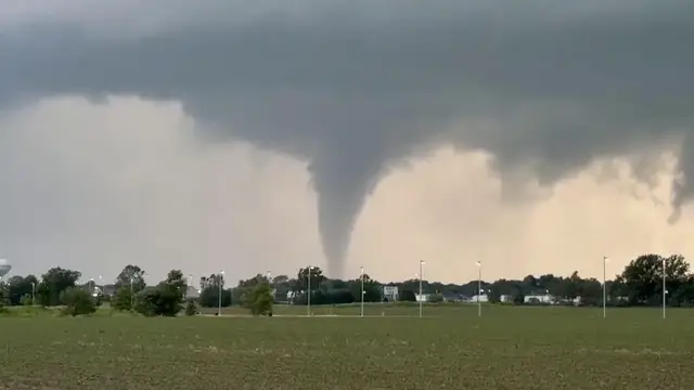Video thumbnail for US: Tornado Caught on Camera in Effingham, Illinois Amid Tornado Warning.