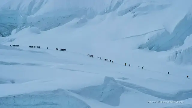 'Video thumbnail for Nearly 1,000 hikers trapped on Mount Everest as heavy snow halts access'