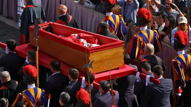 Video thumbnail for Pope Francis’s coffin being moved to St Peter’s Basilica for public viewing