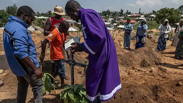 Video thumbnail for Red Cross in DRC workers bury six-month-old girl who died of Ebola