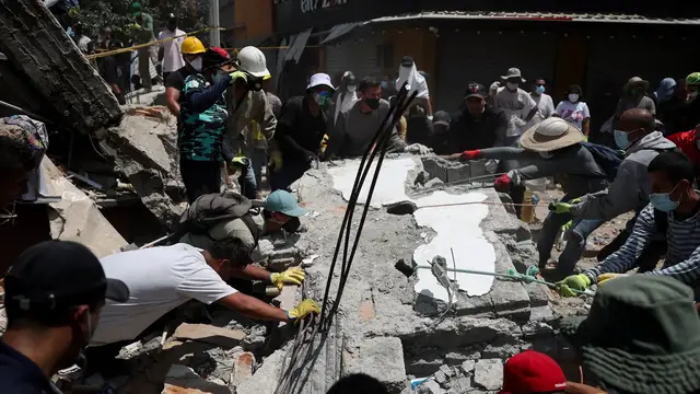 Video thumbnail for Search for survivors underway in Colombia’s earthquake aftermath