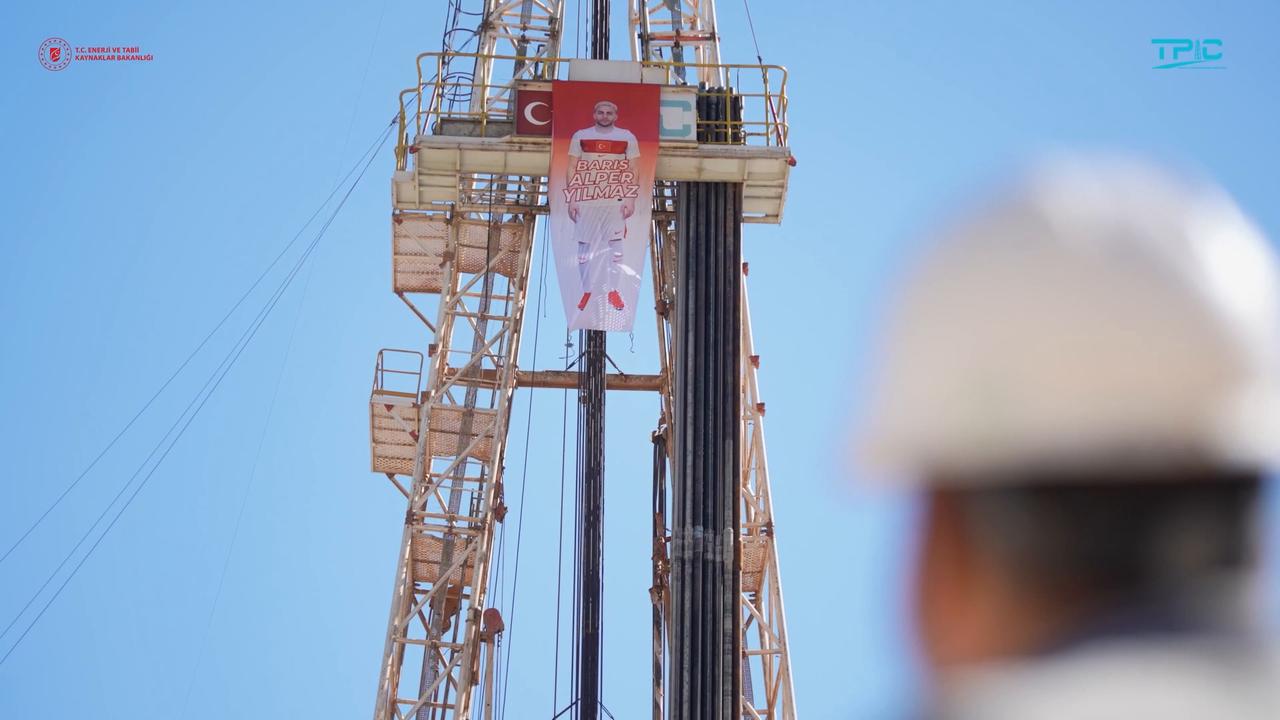Video thumbnail for Türkiye: Oil derricks across Türkiye display portraits of national football team during World Cup.