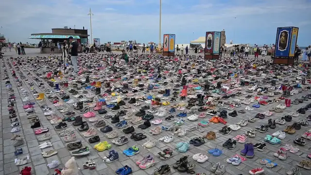 Video thumbnail for Caribbean Netherlands: Thousands of shoes displayed on Dutch beach to honor children killed in Gaza.