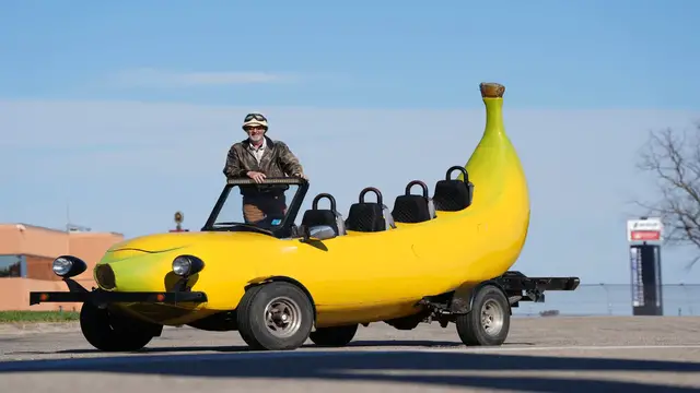 'Video thumbnail for Longest custom banana car - 6.97 m (22 ft 10.5 in) by Steve Braithwaite'