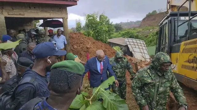 Video thumbnail for Landslide buries homes outside Guinea’s capital, killing 11 and injuring 10