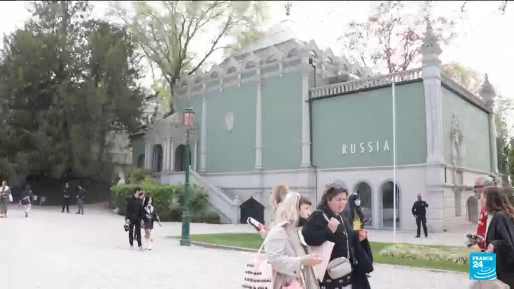 Video thumbnail for Venice Biennale jury resigns against participation of Russia and Israel