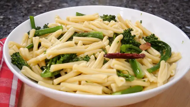 Video thumbnail for Garlic Broccolini Pasta with Olive Oil & Hot Peppers Recipe