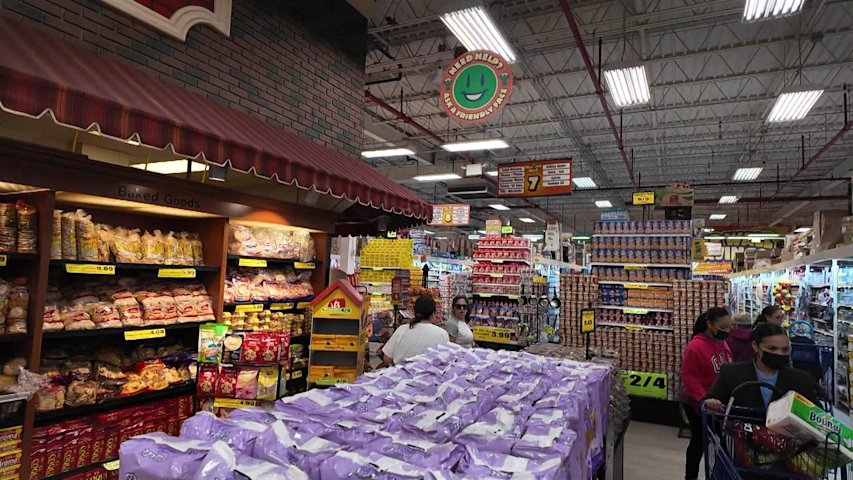 Video thumbnail for Beeflation: Bronx shoppers say rising barbecue costs are putting pressure on Memorial Day cookouts