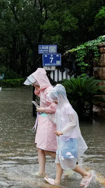 Video thumbnail for China evacuates a million from homes as Typhoon Dolphin arrives