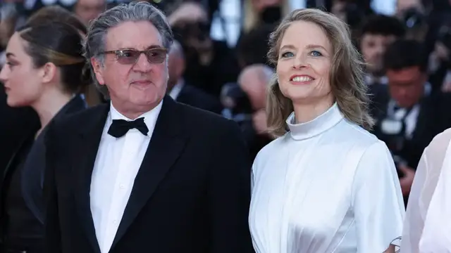 Video thumbnail for Jodie Foster walks Cannes carpet for French murder-mystery ‘Vie privée’