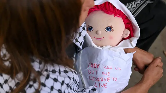 'Video thumbnail for Vigil in London: Media workers denounce killing of journalists in Gaza'