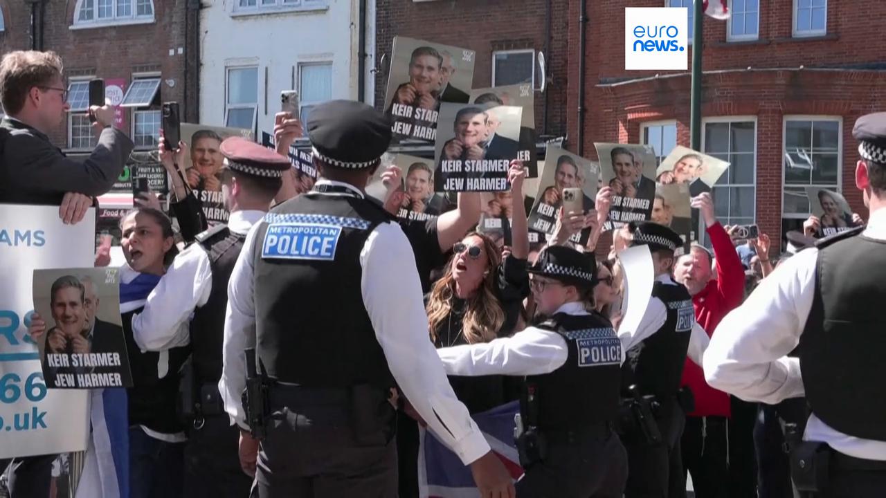 Video thumbnail for UK PM Starmer jeered by crowd on arrival at scene of stabbing of two Jewish men