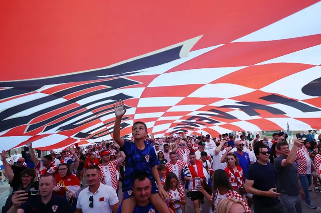 Video thumbnail for Croatia fans rock cowboy style in Dallas parade ahead of match with England
