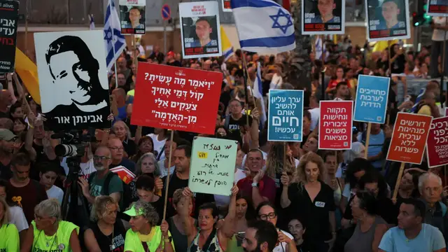 'Video thumbnail for Israelis protest to end Gaza war as anger over fate of captives boils over'
