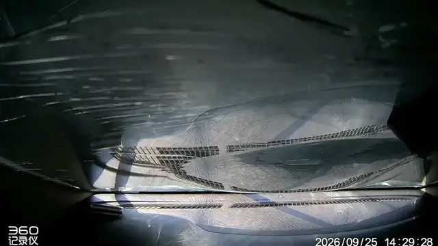 Video thumbnail for Car Hood Flies Open Blocking View on Guangxi Highway