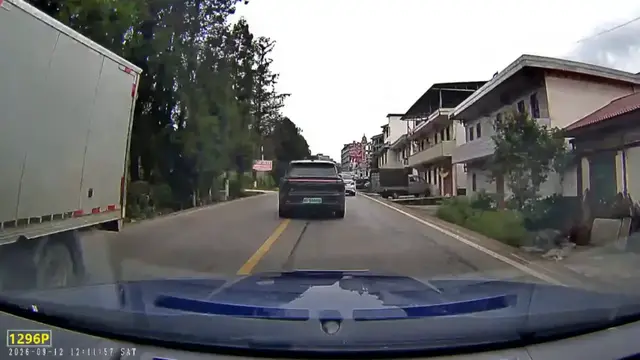 Video thumbnail for Car Hits Light Post After Overtaking on Residential Street in Yunnan