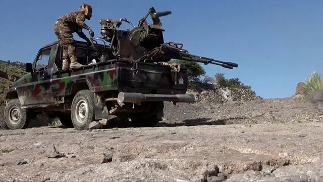 Video thumbnail for Yemen government forces strike Houthis as siege of Taiz worsens