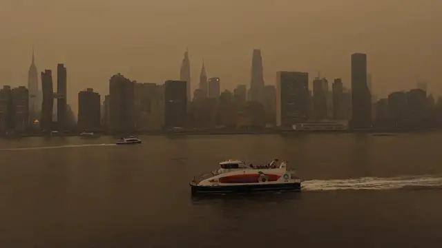 Video thumbnail for US: Haze from Canadian wildfires blankets Manhattan.