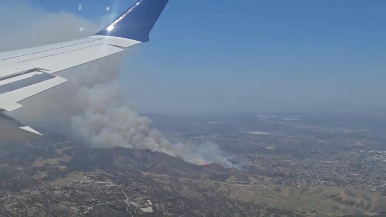 Video thumbnail for US: Massive Sandy Fire Filmed From Plane Window As Smoke Engulfs Hills Near Los Angeles.