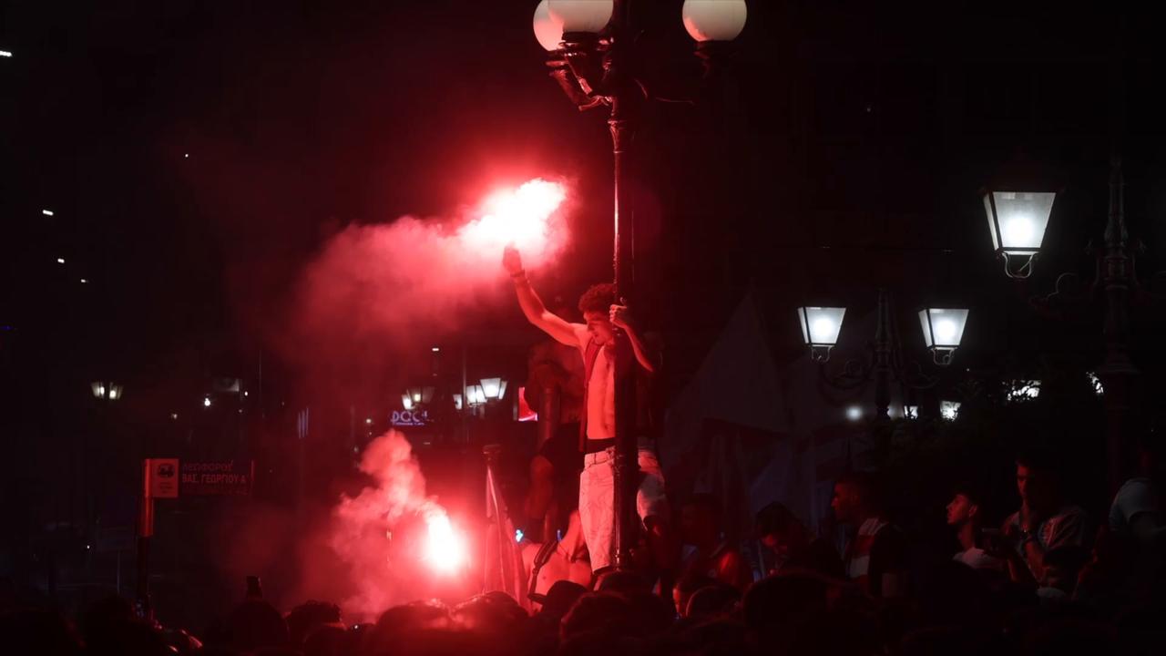 Video thumbnail for Greece: Olympiacos fans celebrate EuroLeague title in Piraeus.