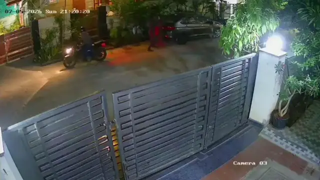 Video thumbnail for India: Gold chain snatched from woman returning home on foot, bike-borne miscreants vanish within moments.