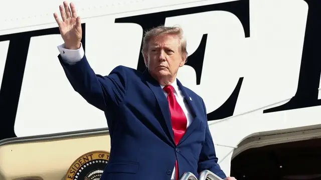 Video thumbnail for Trump told new press secretary to ‘reconsider’ role