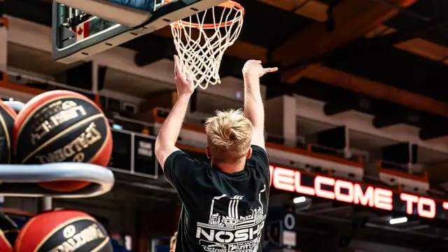 Video thumbnail for Most consecutive behind the backboard basketball shots  16 Tristan Jass